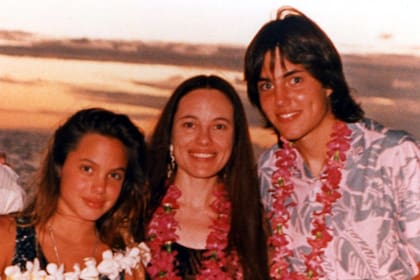 Angelina Jolie y James Haven junto a su madre, Marcheline Bertrand