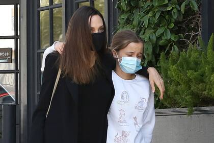 Angelina Jolie y su hija Vivienne fueron captadas por los paparazzi la semana pasada haciendo compras