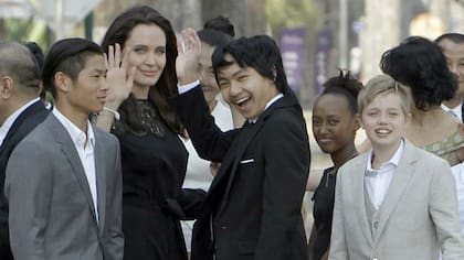 Así se la vio en varias oportunidades en alfombras rojas y estrenos; en esta ocasión, rodeada de tres de sus hermanos -Zahara, Maddox y Pax Thien- y de su madre, Angelina Jolie
