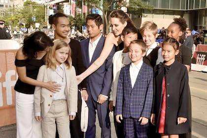 Angelina junto a sus seis hijos, la escritora Loung Ung y dos actores durante el Festival de Cine de Toronto, en septiembre último
