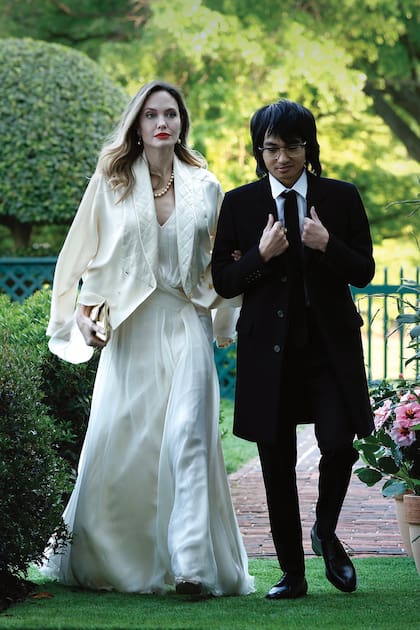 Angelina lució un elegante vestido Chanel a juego con su chaqueta, y sandalias y clutch dorados. Además, estrenó melena rubia y ondulada. Maddox, con el pelo más largo de lo habitual, vistió una levita y pantalón negro.