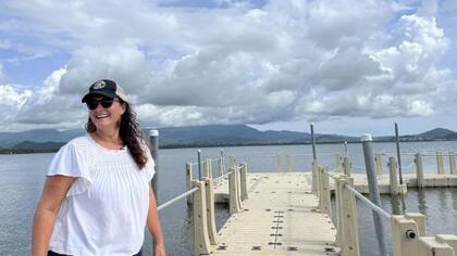 Angelina Ruiz Lambides, coordinadora de investigación del CPRC, en el puente flotante que une a Cayo Pequeño con el resto de la isla
