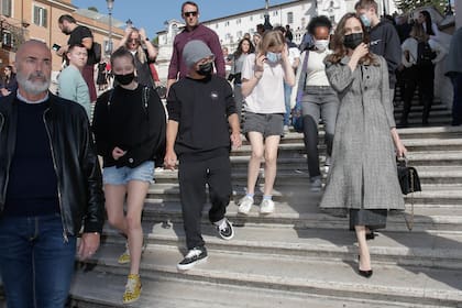 Angelina y sus hijos, paseando por Roma