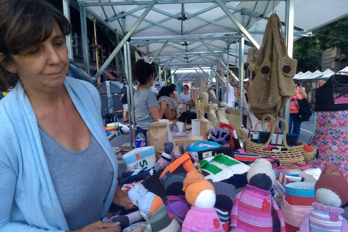Angelita García Elorrio, en una feria sustentable en la ciudad de Buenos Aires, ofrece las muñecas fabricadas con medias.