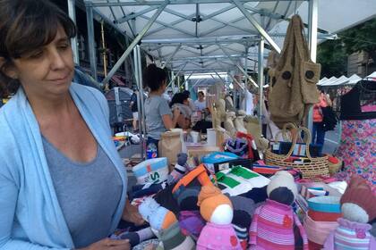 Angelita García Elorrio, en una feria sustentable en la ciudad de Buenos Aires, ofrece las muñecas fabricadas con medias.