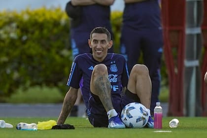 Angelito Di María, sonrisa plena en uno de los ensayos antes del choque contra Uruguay