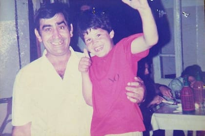 Angelito, uno de los mozos con un cliente.