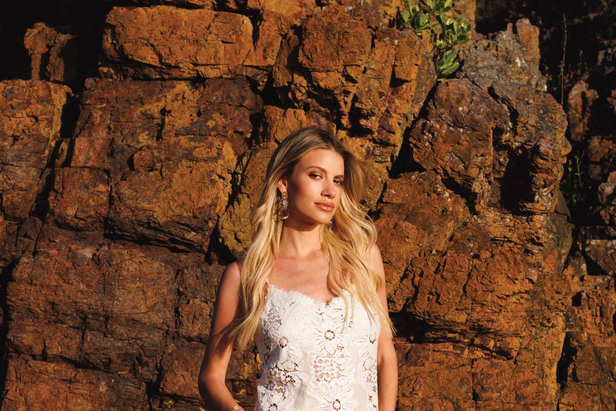 Angie, de punta en blanco