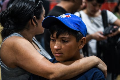 Angie García consuela a su hijo mientras llora por su primo que murió en el tiroteo masivo durante una vigilia en Uvalde, Texas, el 25 de mayo de 2022.