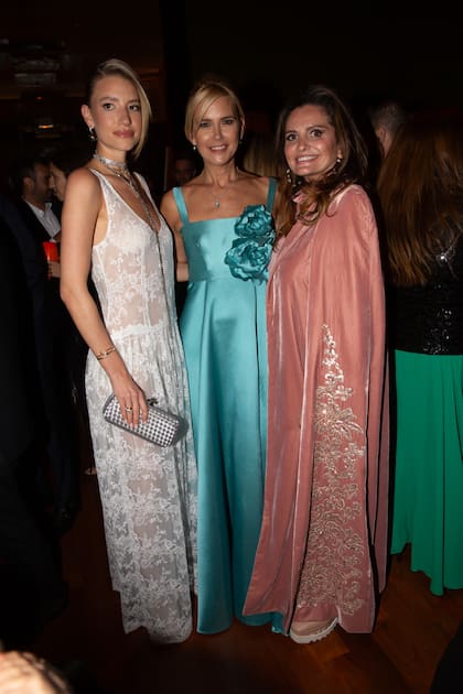 Angie Landaburu, Valeria y Sandra García-Sanjuan.