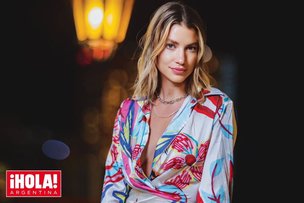 Angie posa con un minivestido de noche y las últimas piezas creadas por Pandora. "Acá se fomenta la meditación y el silencio, algo muy enriquecedor porque a veces vivimos tan al límite que nos olvidamos hasta de respirar", opina.