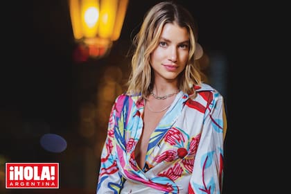 Angie posa con un minivestido de noche y las últimas piezas creadas por Pandora. "Acá se fomenta la meditación y el silencio, algo muy enriquecedor porque a veces vivimos tan al límite que nos olvidamos hasta de respirar", opina.