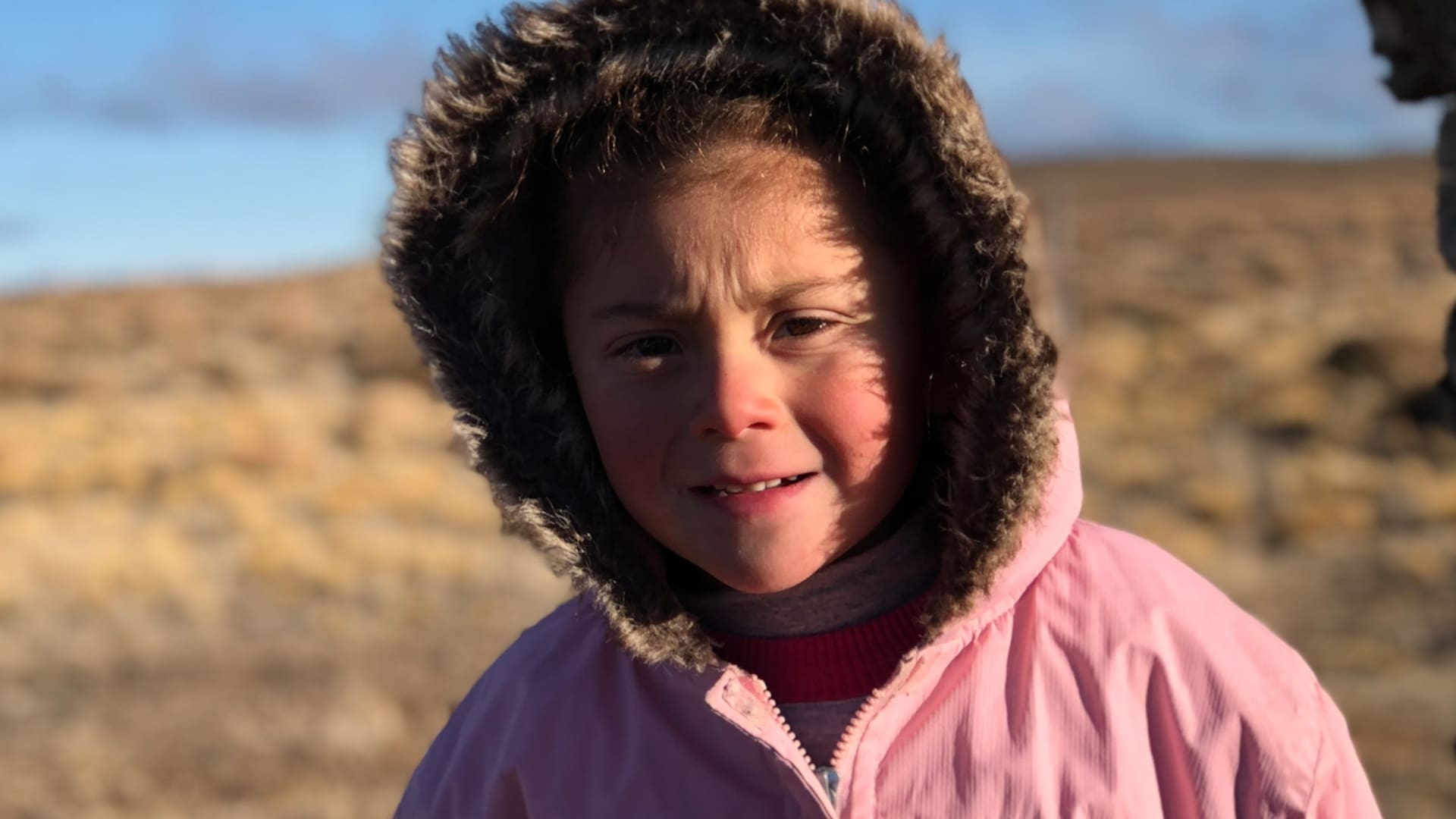 Angie quiere ir a la escuela pero le cuesta llegar porque vive muy lejos