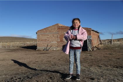 Vive en el campo, a 20 kilómetros de Laguna Blanca
