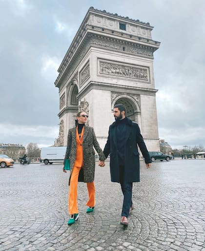 Angie y Tomás Eurnekian –cuyo tío abuelo es uno de los hombres más poderosos de Argentina– son grandes viajeros. Días antes de la pandemia, desembarcaron en París para la
semana de la moda.
