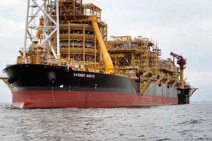 Angola. El buque de exploración petrolera Kaombo Norte, en una economía vulnerable a las fluctuaciones del precio del petróleo
