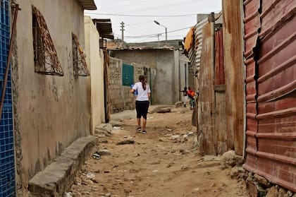 Angola tiene una economía inestable, a pesar de sus recursos naturales abundantes. La agricultura de subsistencia proporciona el sustento principal para el 85% de la población. La producción de petróleo es vital para la economía, que contribuye aproximadamente el 45% al PIB.