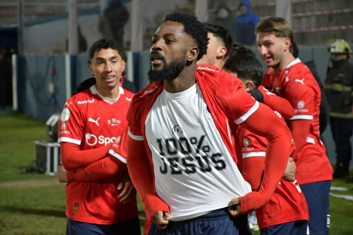 Angulo celebra su gol agónico para que Independiente derrote a Gimnasia y Esgrima de Mendoza por 2 a 1 (https://x.com/Copa_Argentina)