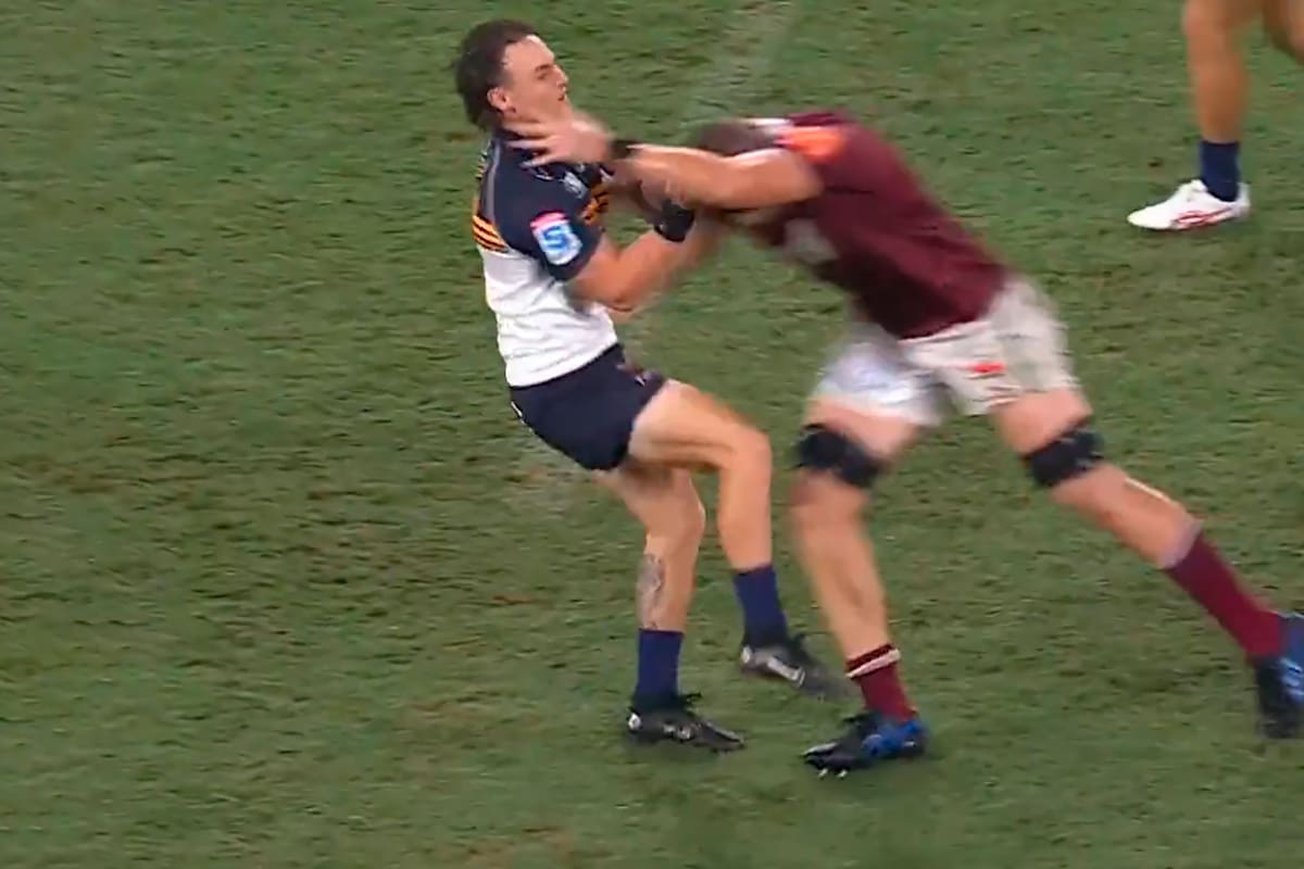 Angus Blyth, de Brumbies, embiste a Corey Toole, de los Reds: una acción brutal