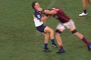 Angus Blyth, de Brumbies, embiste a Corey Toole, de los Reds: una acción brutal
