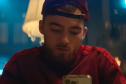 Angus Cloud participó también en el video clip del tema "Mamiii", de Becky G. y Carlo G.