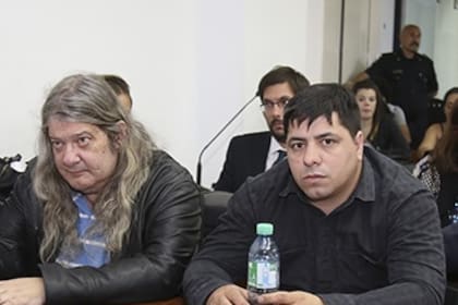 Aníbal Domínguez Butler (a la izquierda) se entregó en una comisaría, mientras que Armando Rulet aún no fue arrestado