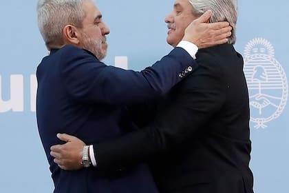 Aníbal Fernández abraza al Presidente, tras jurar como ministro de Seguridad, en octubre de 2021
