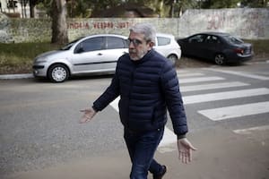 Aníbal Fernandez al llegar a la Escuela donde vota en Pinamar