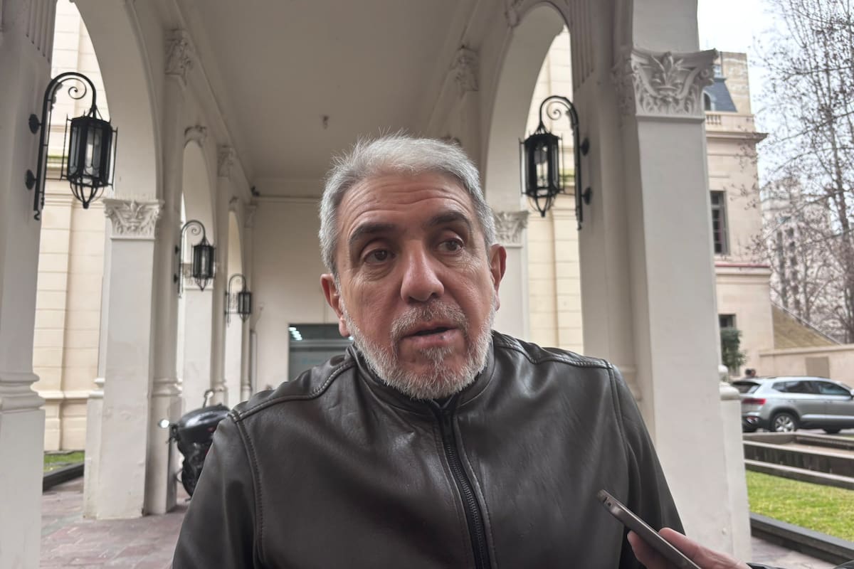 Aníbal Fernández en el ingreso a la Gobernación, en La Plata