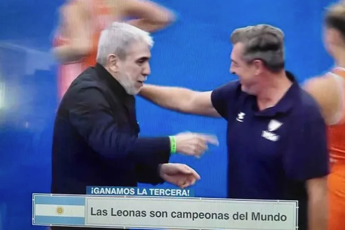 Aníbal Fernández, festejando la victoria de Las Leonas en la final del Mundial