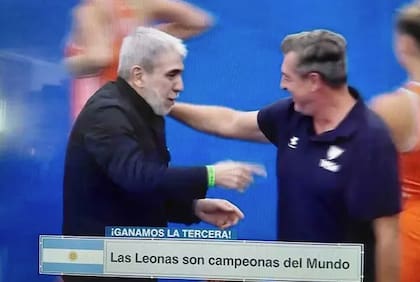 Aníbal Fernández, festejando la victoria de Las Leonas en la final del Mundial con Ferrara