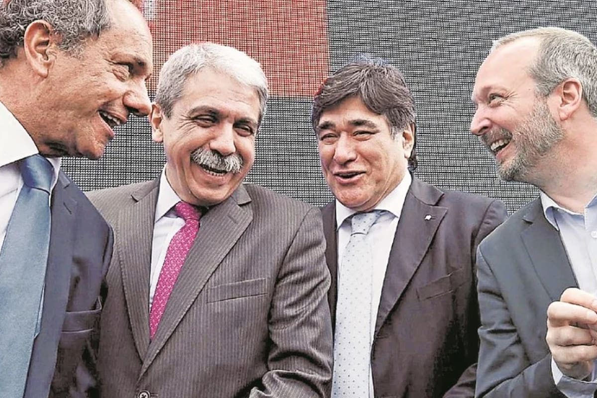 Aníbal Fernández y Carlos Zannini, durante la campaña 2015, junto a Daniel Scioli y Martín Sabbatella