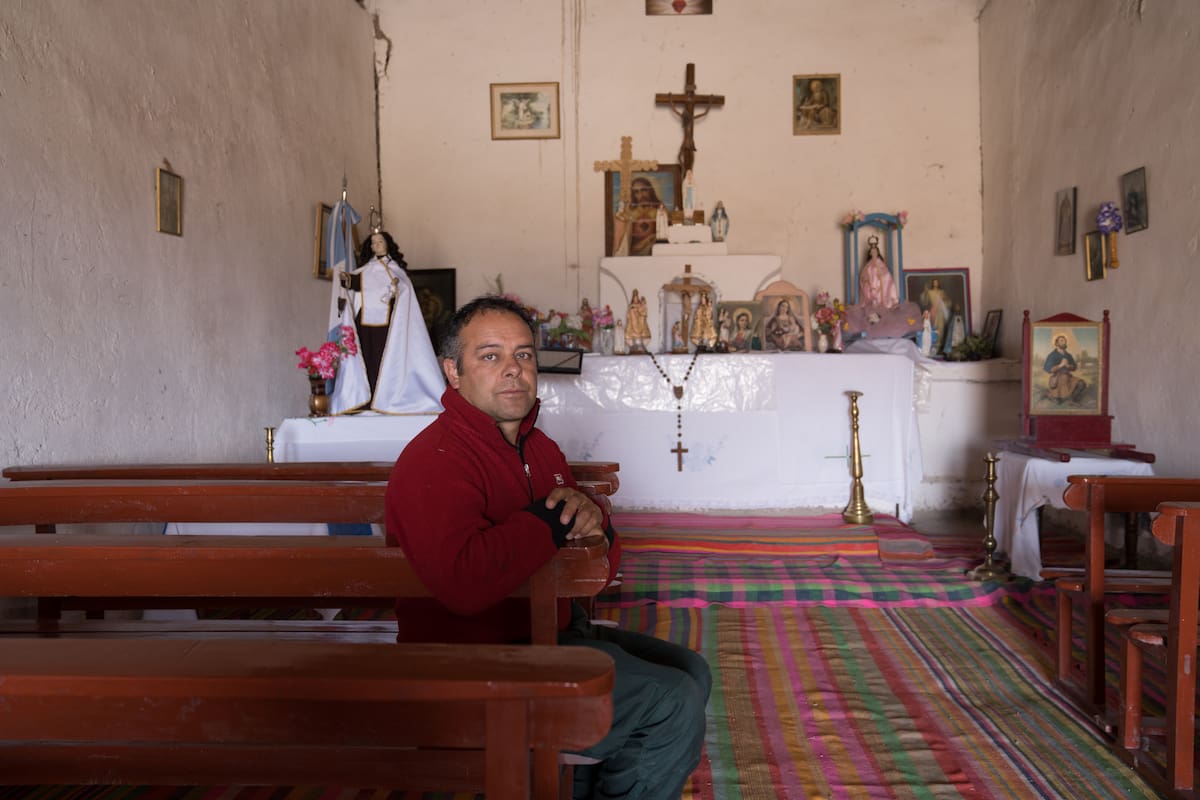 Aníbal Montesino en la capilla de Achango.