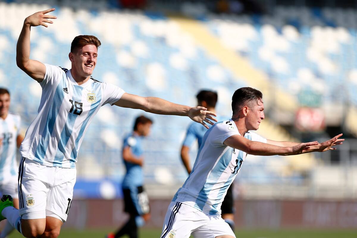 Aníbal Moreno festeja su gol frente a Uruguay