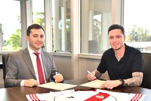 Aníbal Moreno junto a Stefano Di Carlo, presidente de River; el mediocampista firmó contrato con River hasta 2029