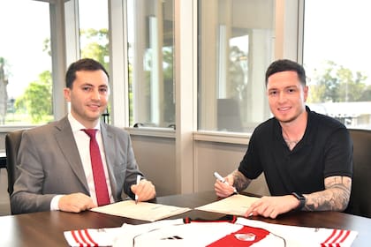 Aníbal Moreno junto a Stefano Di Carlo, presidente de River; el mediocampista firmó contrato con River hasta 2029