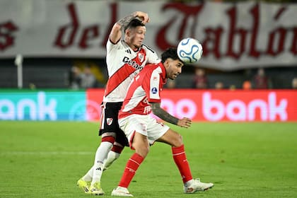 Aníbal Moreno marca a Nahuel Bustos, el más peligroso de Independiente Santa Fe