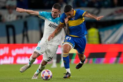 Aníbal Moreno podría reaparecer en Racing; aquí, en lucha con Ezequiel Fernández