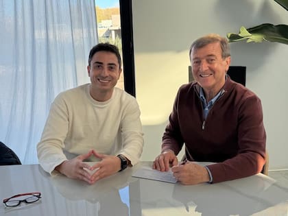 Enzo Fullone y Aníbal Tortoriello, cuando formalizó su afiliación a La Libertad Avanza.