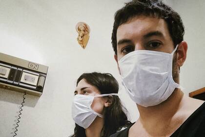 Aníbal y Renata durante una de sus primeras consultas por dengue