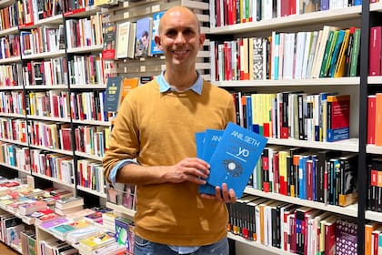 Anil Seth con su último libro, La creación del yo
