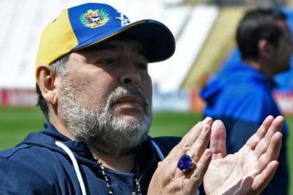 Diego Maradona, entrenador de Gimnasia, con el anillo que recibió en Bielorrusia