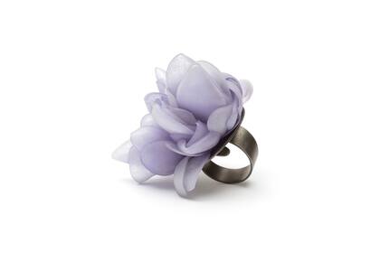 Anillo de la colección Natura, de Fabiana Gadano, que esta semana exhibe en el espacio de Galería Quoil de Nueva Zelanda, presente en Schmuck.