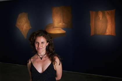 "Ánimo mineral" reúne pinturas y acuarelas de Lucía Sorans realizadas con suelos recolectados en diversas zonas geográficas