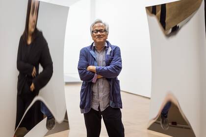 Anish Kapoor con Dobe vértigo, una de las obras que exhibe en Proa