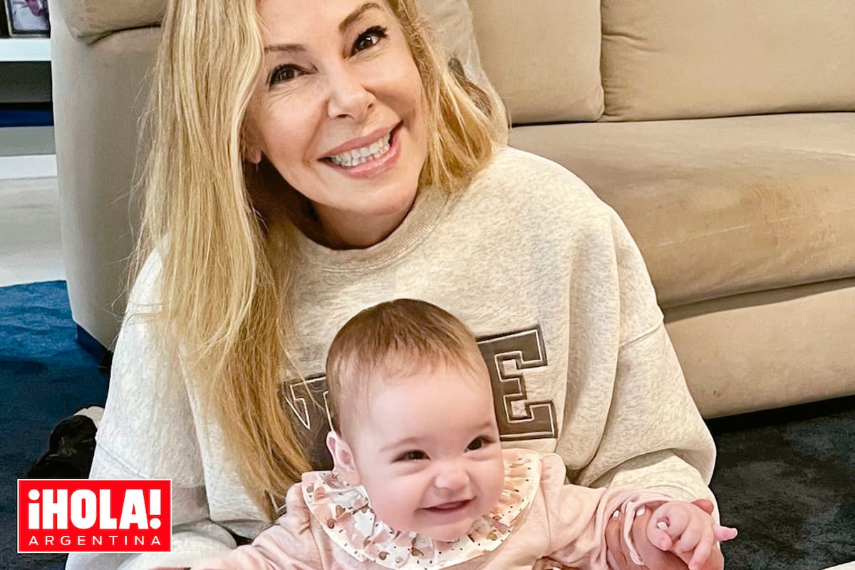 Anita, bella y sonriente junto a su abuela y madre adoptiva, quien recuperó la alegría de vivir gracias a ella.