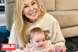 Anita, bella y sonriente junto a su abuela y madre adoptiva, quien recuperó la alegría de vivir gracias a ella.