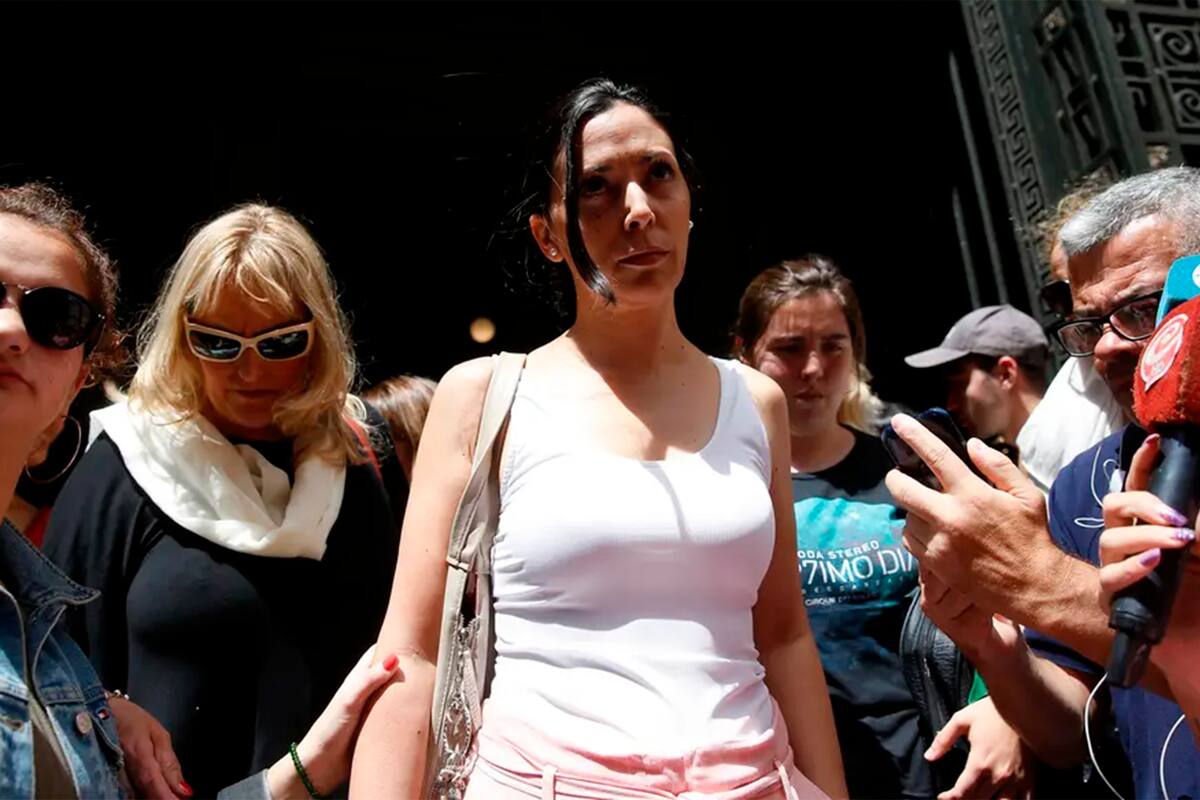 Anita Coacci en febrero, saliendo de los tribunales porteños tras una fallida audiencia a la que Juan Darthés no asistió; finalmente, la Justicia decidió sobreseerla