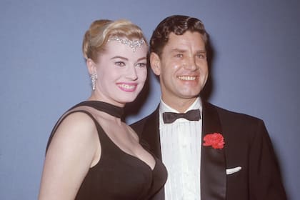 Anita con su primer marido, Anthony Steel, un año después de contraer matrimonio; la pareja permaneció junta por solo tres años
