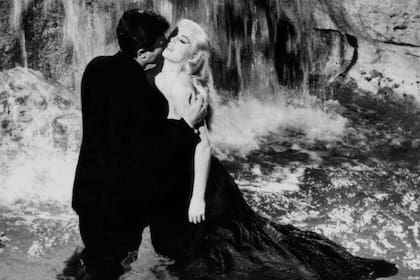 Anita Ekberg, en la famosa escena de la Fontana de Trevi